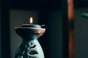 learn how to meditate with a candle